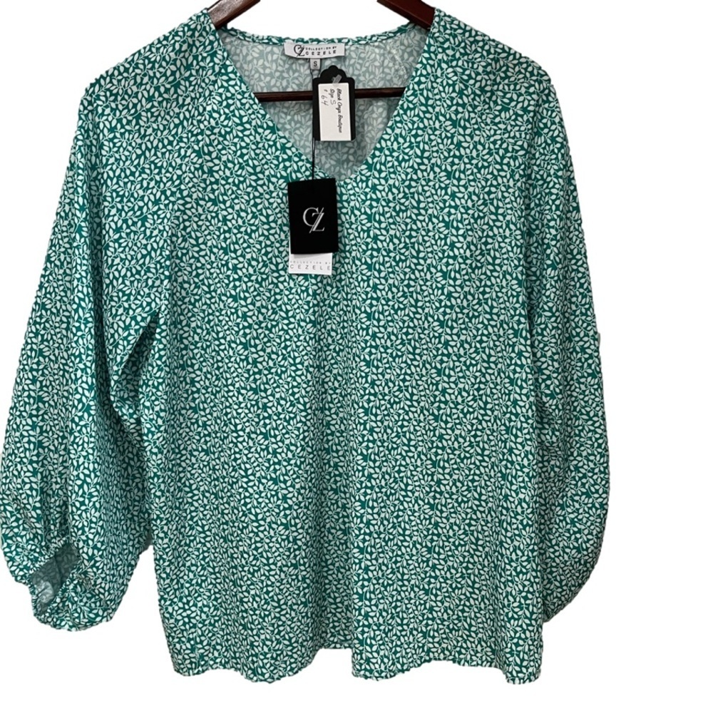 Cezele greek long sleeve with small leaf print throughout size small